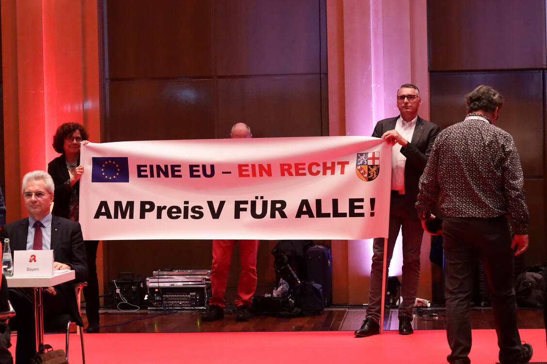 Während der Rede von Bundesgesundheitsminister Jens Spahn (CDU) protestierten einige der Delegierten für das Rx-Versandverbot. / Foto: PZ/Alois Mueller