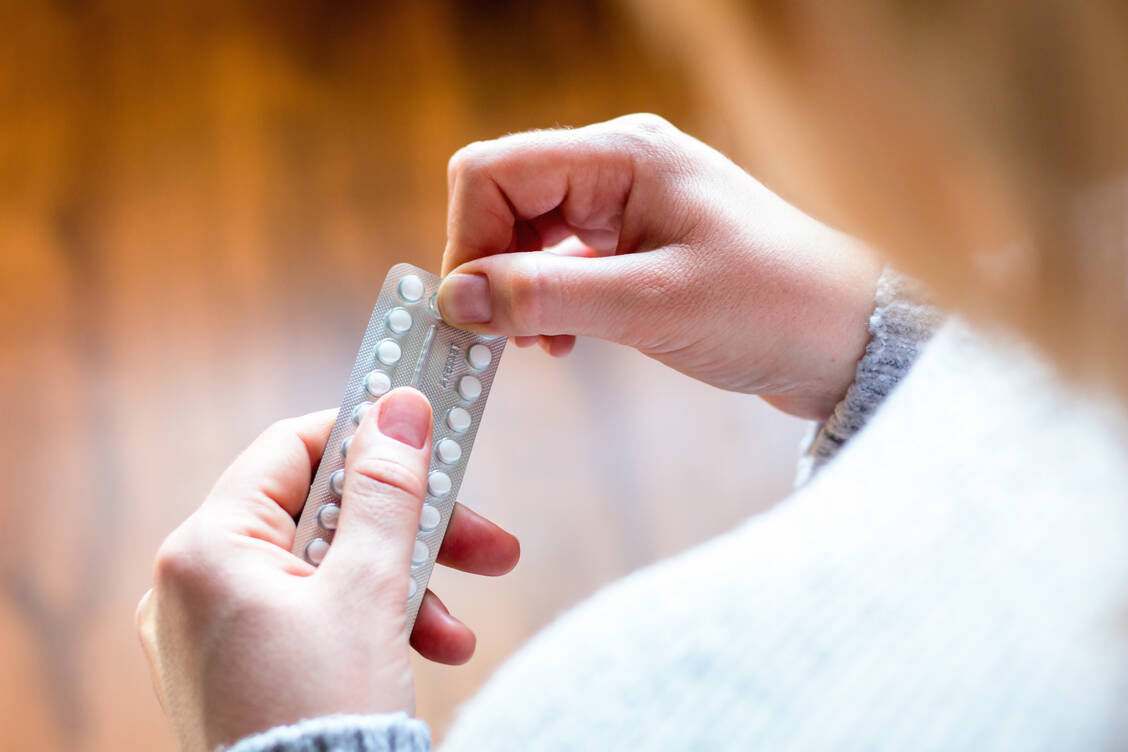 Im MRT zeigen sich unter dem Einfluss der Antibabypille leichte Veränderungen in der Struktur und Funktion bestimmter Hirnareale. Das ergab ein ungewöhnliches Selbstexperiment.  / © Getty Images/itakdalee