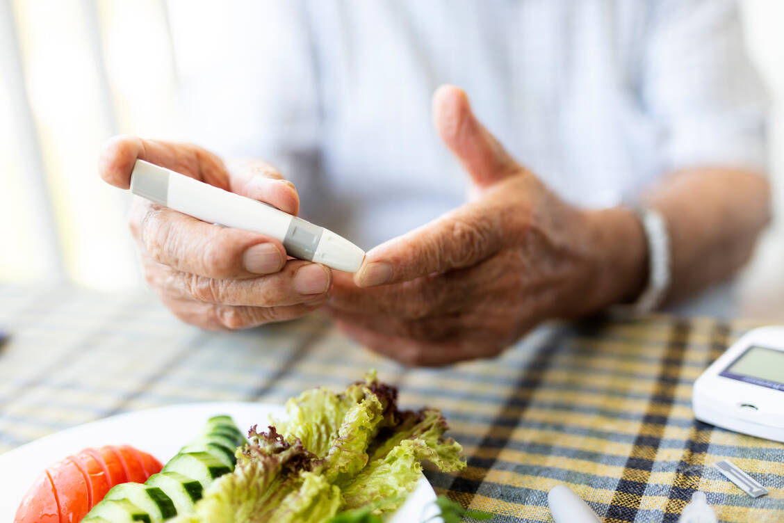 Menschen mit Typ-2-Diabetes sollten sich besonders ausgewogen ernähren und dabei auch auf Mikronährstoffe wie Vitamin D, Eisen und Magnesium achten. / © Getty Images/gece33