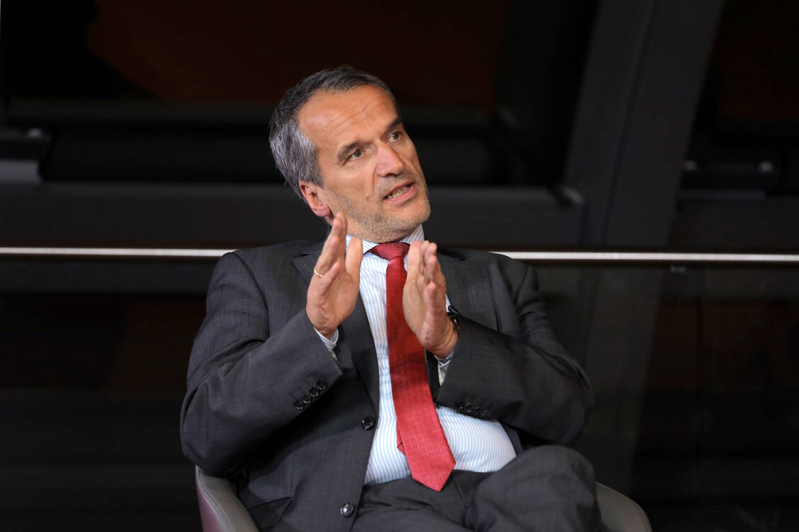 CDU-Arzneimittelexperte Michael Hennrich kann sich vorstellen, das gesetzlich etablierte Zuweisungs- und Makelverbot auf die E-Rezept-Codes auszuweiten. / Foto: PZ/Philipp Külker