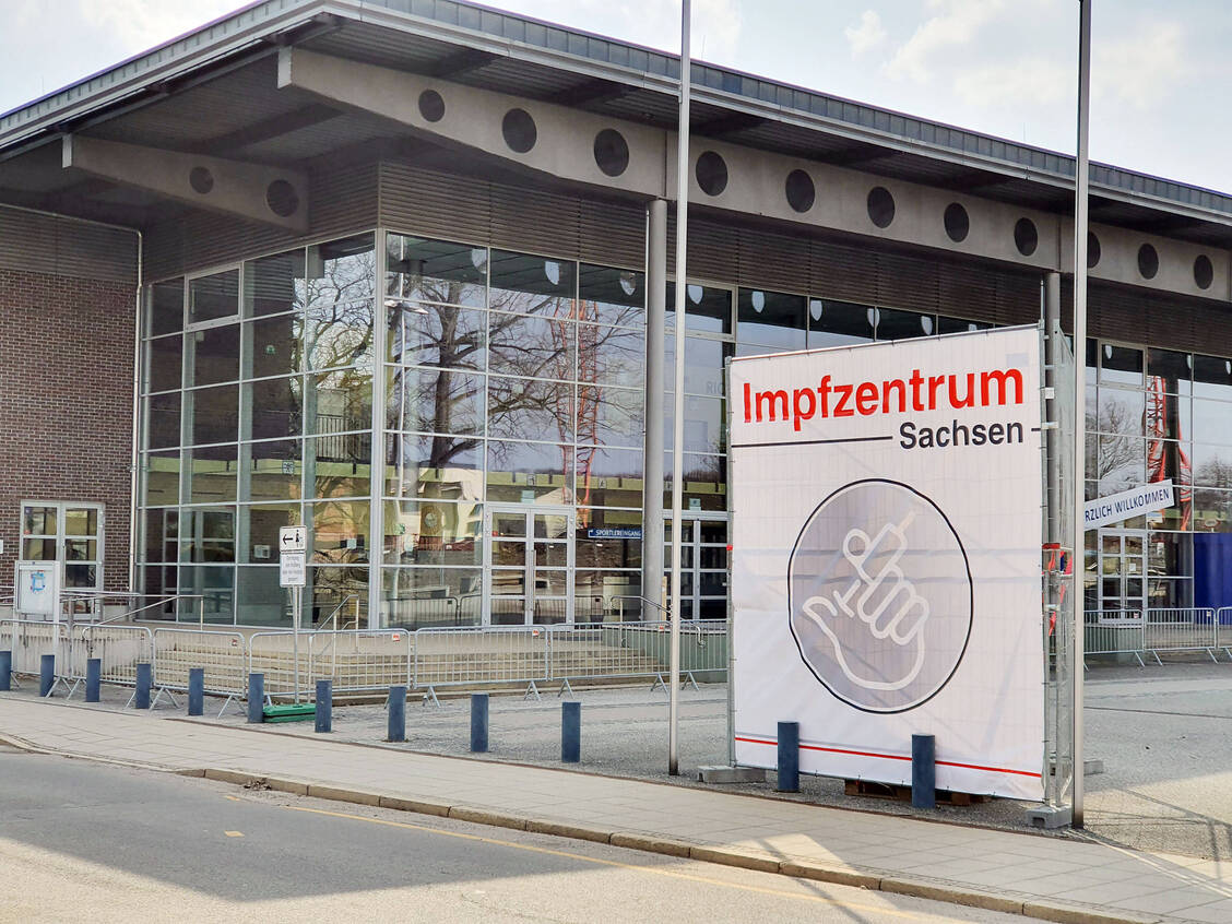 Beispielsweise im Impfzentrum in Chemnitz können sich sächsische Apotheker ab nächster Woche um einen Impftermin bemühen. / Foto: Imago Images/HärtelPRESS