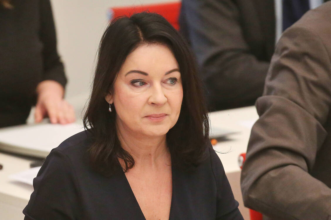 Britta Müller war erst im Dezember 2024 ins Kabinett Woidke berufen worden. Der bisherige Innenminister René Wilke (SPD) folgt ihr im Amt. / © Imago/dts Nachrichtenagentur