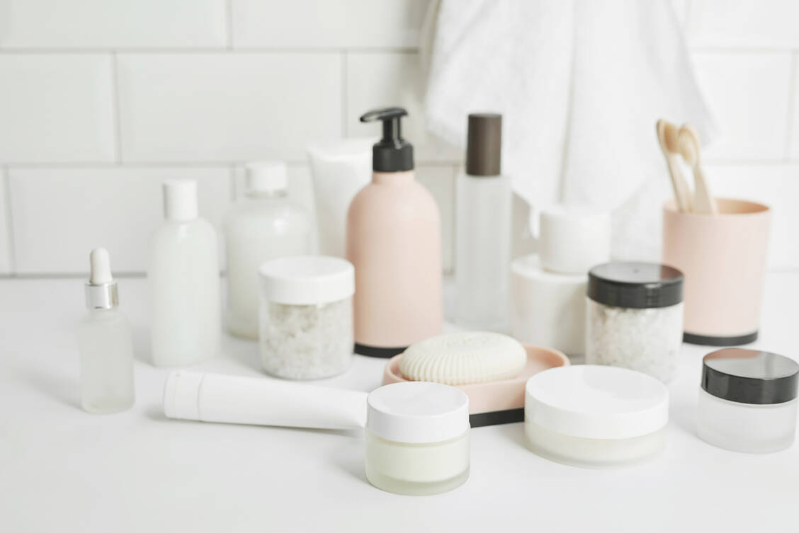 Kosmetika mit schädlichen Inhaltsstoffen sind zum Teil noch jahrelang nach dem offiziellen Verbot im Umlauf. / © Getty Images/Oleksandr Yarovoy