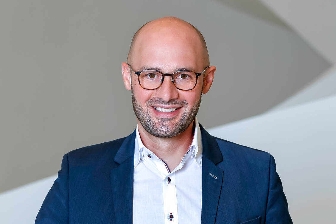 »Wir kommen in unserem Gesundheitssystem an Kapazitäts- und/oder Machbarkeitsgrenzen«, so dm-Geschäftsführer Sebastian Bayer zur PZ. / Foto: dm-drogerie markt/Christina Riedl.