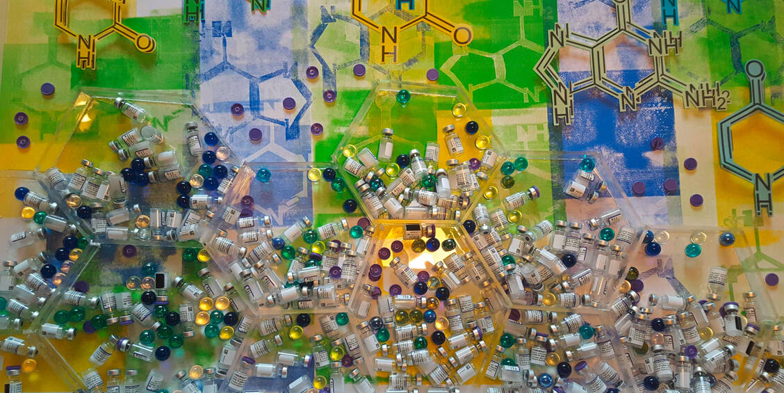 In Szene gesetzt: Leere Impfstoff-Fläschchen erfüllen nun doch noch einen Zweck. Als Kunst erinnern sie an die Coronavirus-Pandemie. / © privat