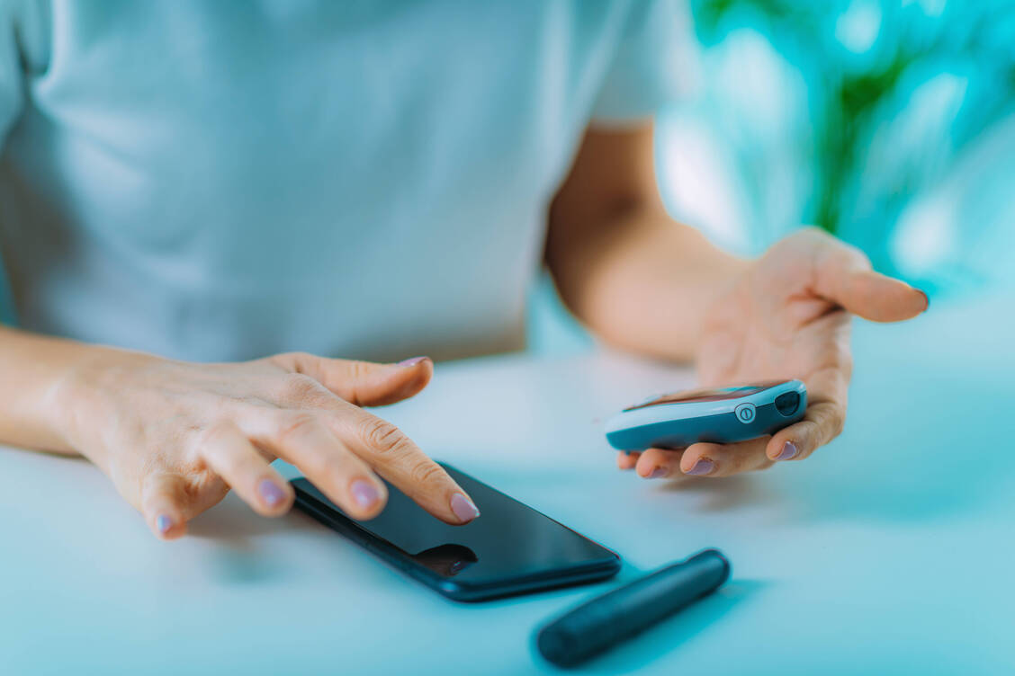 Die Nutzung von Diabetes-Management-Apps kann betroffenen Menschen helfen, ihren Blutzuckerspiegel besser im Blick zu behalten. Zur Rose und Roche wollen ihre digitalen Services nun miteinander verbinden. / Foto: Imago Images/Science Photo Library