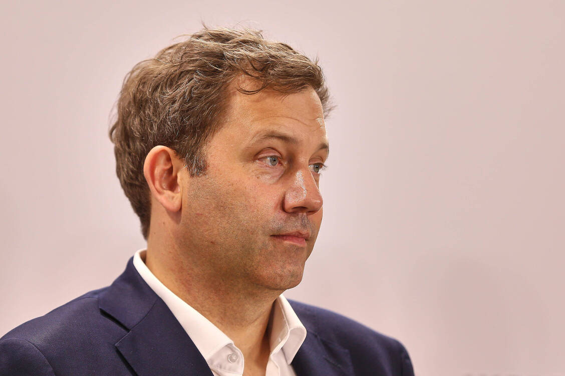 Finanzminister Klingbeil hat gestern einen ersten Entwurf zur Zuckersteuer vorgestellt. Das Kabinett hat diesen jedoch vorerst gestoppt. / © Imago/dts Nachrichtenagentur