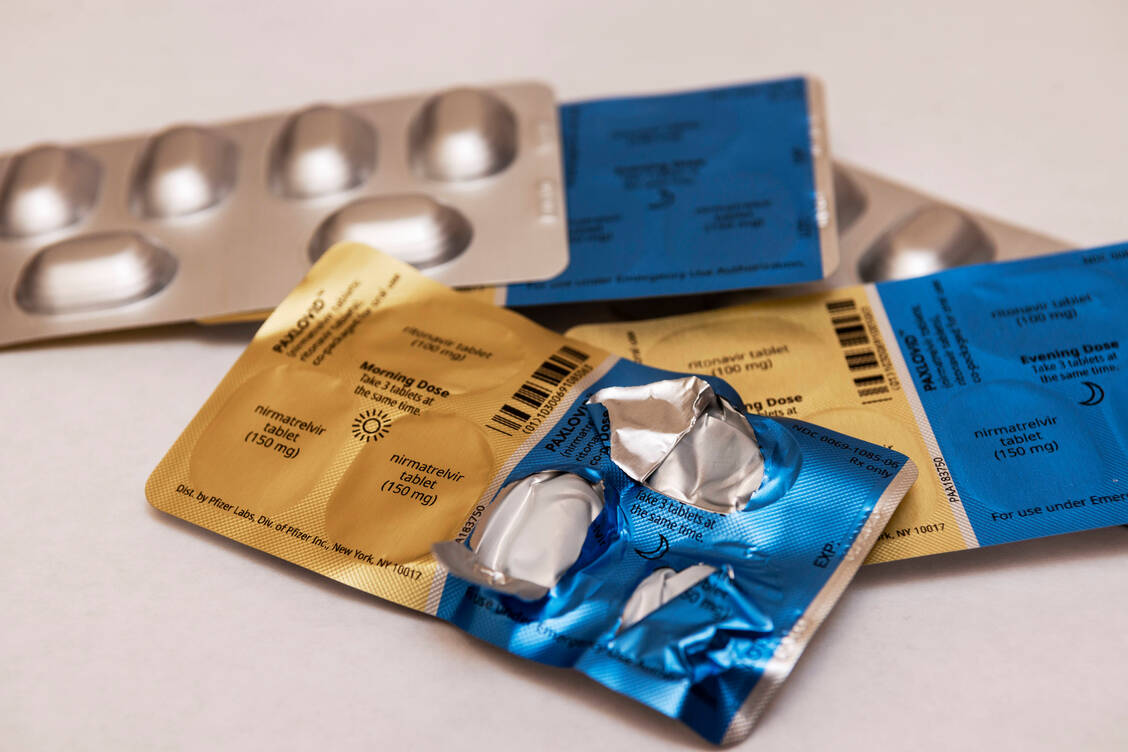 Eingegrenztes Dispensierrecht: In einer Allgemeinverfügung regelt das Bundesgesundheitsministerium, dass Ärzte maximal 5 Paxlovid-Packungen aus Apotheken beziehen dürfen, um sie selbst abzugeben. / Foto: IMAGO/Levine-Roberts