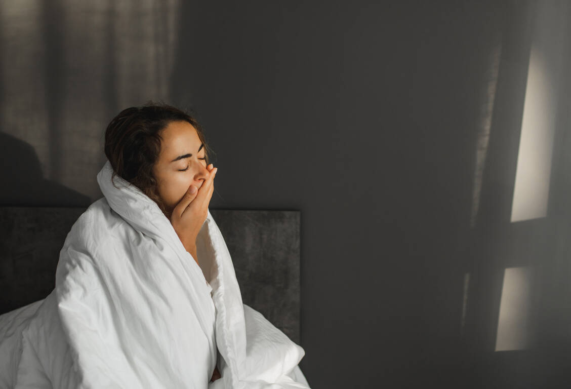 Ungenügend Schlaf könnte nicht nur die Gesundheit, sondern auch die Interaktion mit dem Umfeld beeinflussen, wie eine aktuelle Studie nahelegt.  / Foto: Getty Images/Oleg Breslavtsev