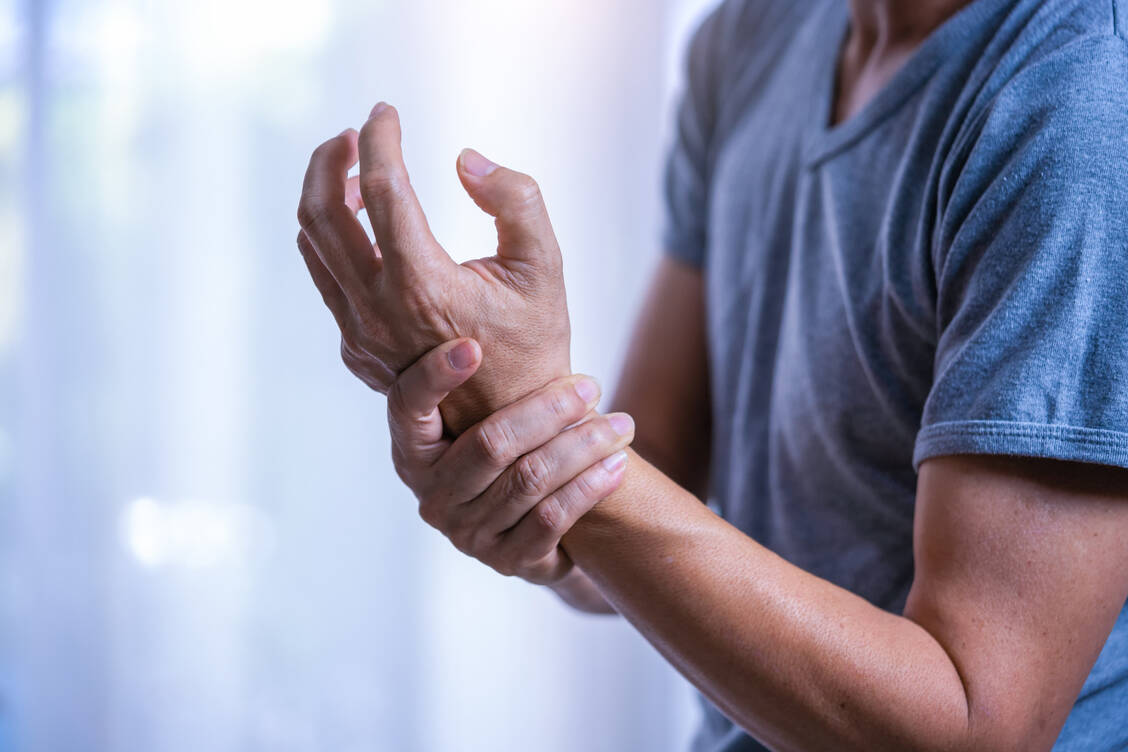 Charakteristisch Symptom einer Chikungunya-Erkrankung ist eine starke Druckschmerzhaftigkeit eines oder beider Handgelenke. / Foto: Getty Images/manusapon kasosod