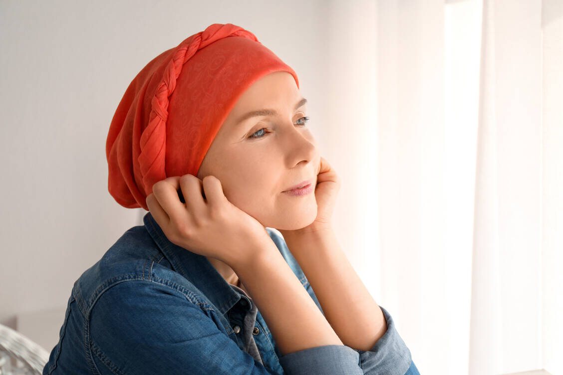 Bei Frauen mit hormonsensitivem Brustkrebs ist die medikamentöse Blockade von Estrogen sehr wirksam, hat aber auch Nebenwirkungen. / Foto: Adobe Stock/Africa Studio