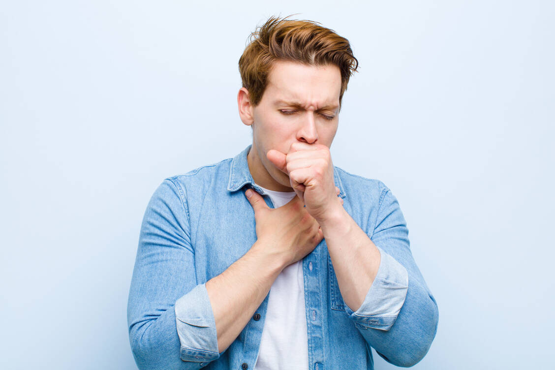 Chronischer Husten kann viele Ursachen wie Asthma, COPD oder Reflux haben. In vielen Fallen lässt sich jedoch keine eindeutige Ursache feststellen. / Foto: Adobe Stock/kues1