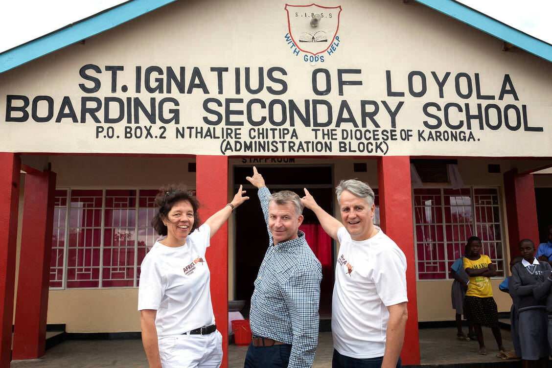 Uwe Bothur (rechts) mit Dr. Anne Klarhof und Markus Schwabe. / Foto: Umckaloabo-Stiftung/Louisa Feiter