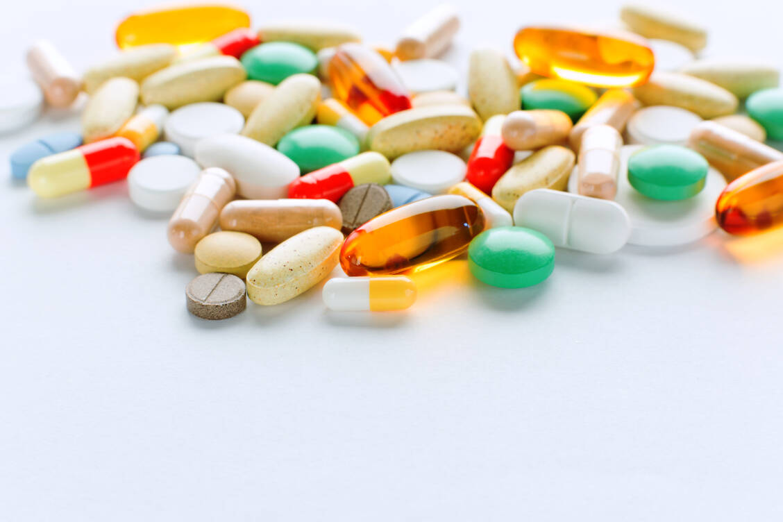 Nebenwirkungen können auch durch Wechselwirkungen von Arzneimitteln auftreten. Das ist vielen Patienten nicht bewusst. / Foto: Adobe Stock/lisa_16