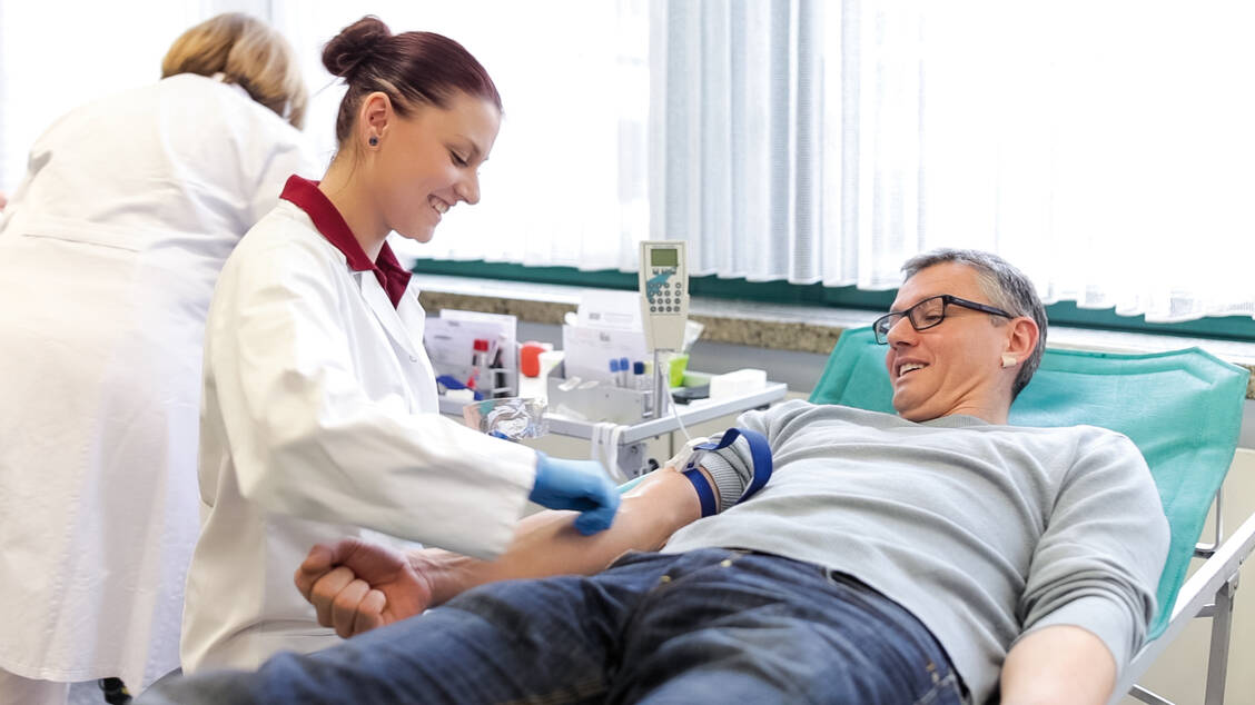 Viele Menschen in Deutschland spenden regelmäßig Blut – doch um die Nachfrage zu decken, müssten es noch mehr sein. / Foto: DRK-Blutspendedienste