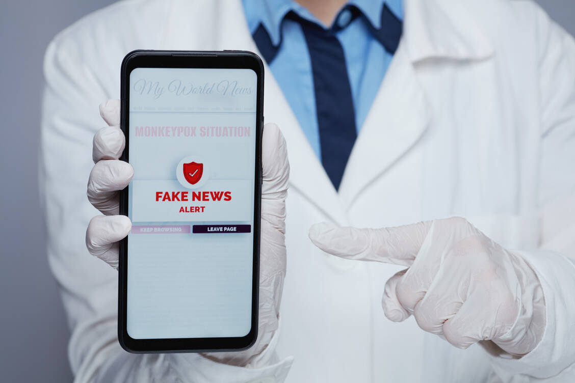 Wer bereits während der Corona-Pandemie in einer Filterblase von Verschwörungstheorien war, wird nun höchst wahrscheinlich auch anfällig für Fake News über Mpox sein. / Foto: Getty Images/CentralITAlliance
