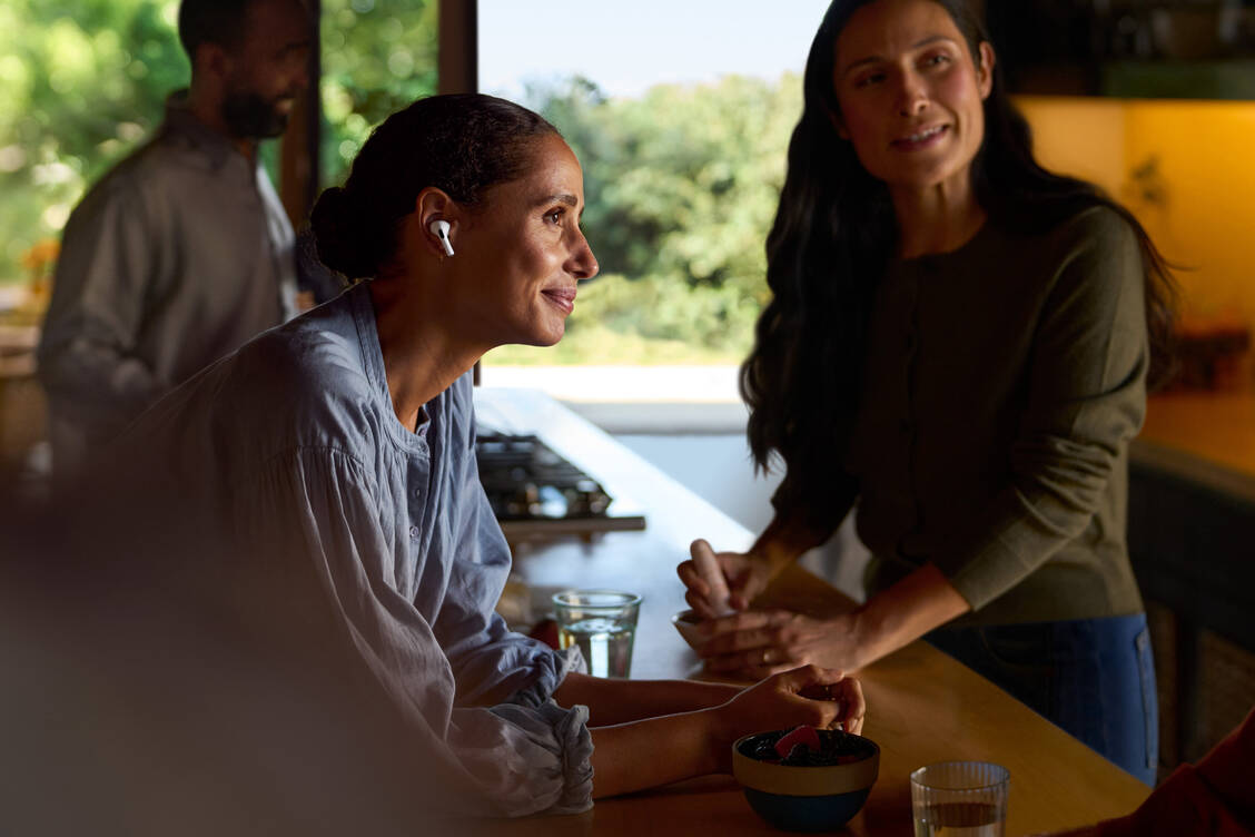 Bestimmte Bluetooth-Kopfhörer können als Hörhilfe dienen, indem sie Störgeräusche unterdrücken und Gesprochenes verstärken. / Foto: Apple