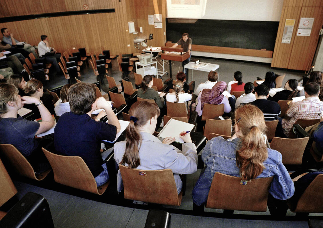 Das Pharmaziestudium muss attraktiver werden - das ist ein wichtiger Schritt, um mehr junge Menschen für die Pharmazie zu begeistern. / Foto: imago/Rainer Unkel