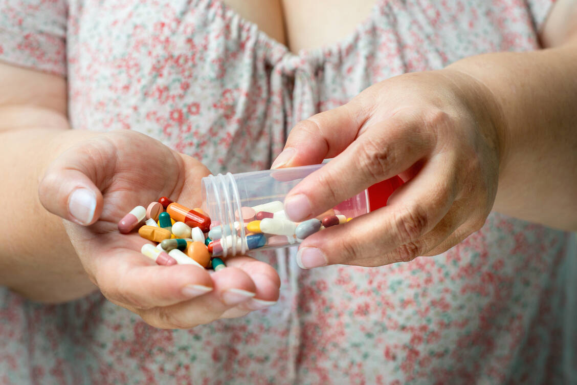 Bestimmte Medikamente können helfen, das Gewicht zu reduzieren. Um eine dauerhafte Ernährungsumstellung und mehr Bewegung kommt aber niemand mit Übergewicht drum herum. / Foto: Getty Images/pidjoe