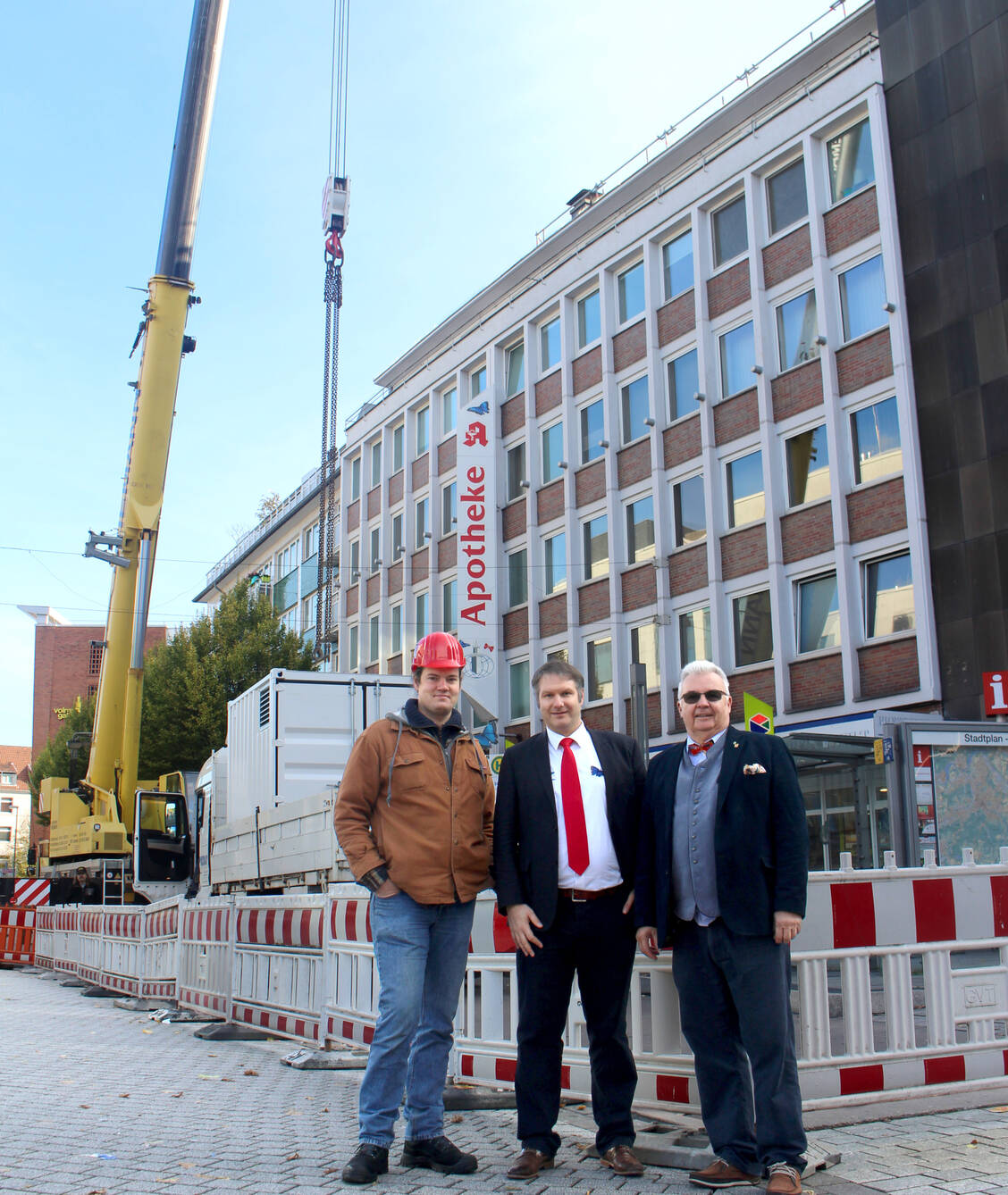 Ein großer Kran transportierte die benötigten Bauteile auf das Dach. / © privat