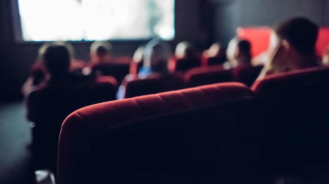 Am 22. Juni steht im Cinemaxx Hamburg-Dammtor zwar kein Thriller auf dem Programm, spannend könnte die Diskussion um Präsidentenbericht, Gebührenordnung und Umzug der Kammer aber für die Hamburger Apotheker werden. / Foto: Adobe Stock/Mr. Music