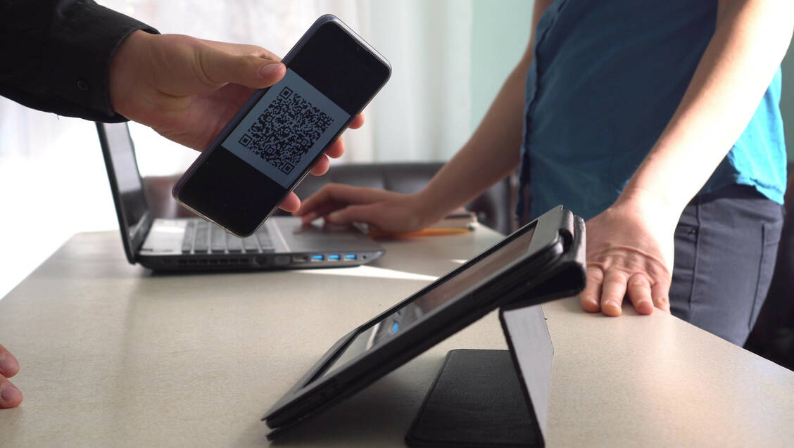 Das E-Rezept wird in der Arztpraxis ausgestellt und in einen bundesweiten Zentralspeicher hochgeladen. Der Patient kann seinen Zugangscode entweder sofort in der Praxis erhalten oder später herunterladen. / Foto: Adobe Stock/Fevziie