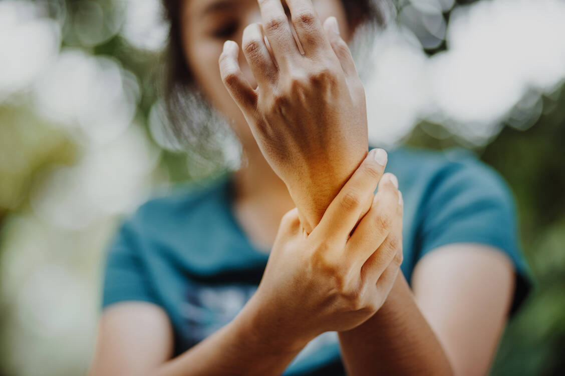 Das häufigste Diagnosealter für die rheumatoide Arthritis liegt zwischen 35 und 45 Jahren. Eine jahre- oder jahrzehntelange Cortison-Therapie kann schwere Nebenwirkungen haben. / Foto: Getty Images/Anut21ng