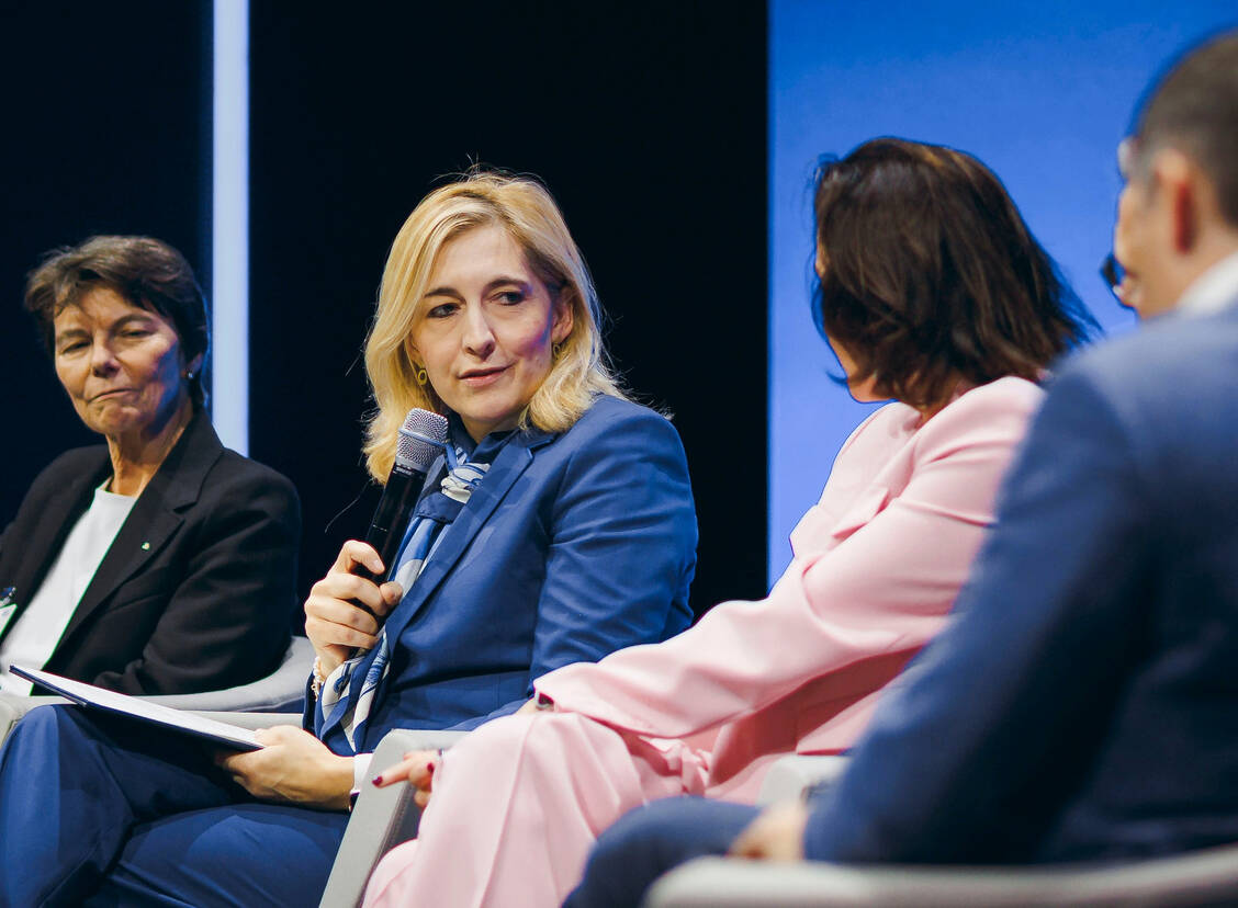 »Wir müssen mit dem Tempo und der Menge neuer Technologien, Innovationen und Daten mithalten und geeignete Rahmenbedingungen für diese schaffen«, sagte Bundesgesundheitsministerin Nina Warken (CDU) bei der Auftaktveranstaltung zur Hightech-Agenda.  / © BMG/Heinl