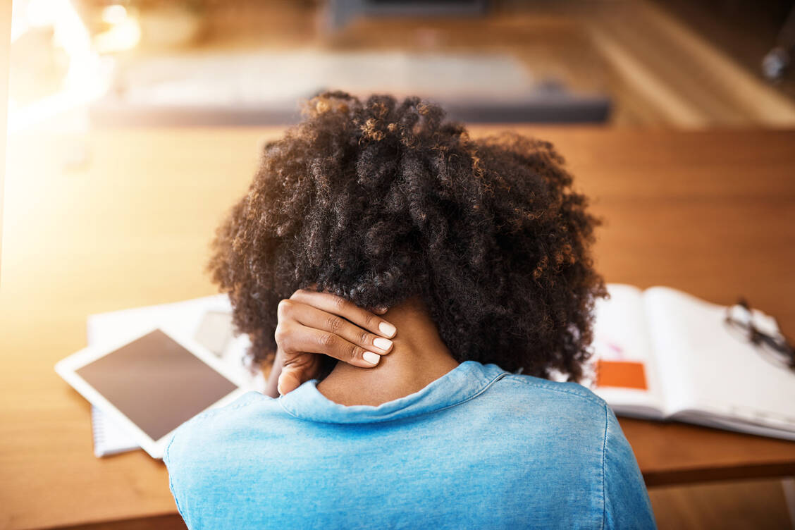 Der Esstisch hat oft nicht die optimale Höhe für die Schreibtischarbeit und die passenden Stühle sind meist auch nicht so ergonomisch wie ein guter Bürostuhl.  / Foto: Getty Images/PeopleImages