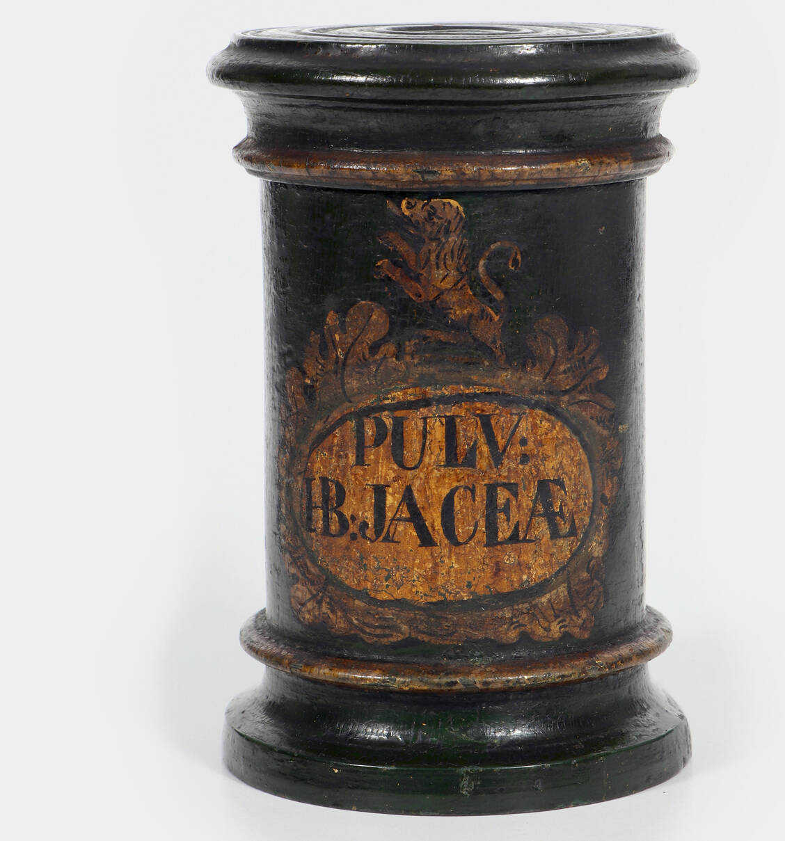 Abbildung 5: Holzdose, Löwen-Apotheke Fulda, 18. Jahrhundert (Inv.-Nr. II G 953) / © DAM