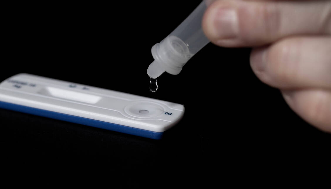 Schon bald könnte es neuartige Corona-Schnelltests für Laien im Handel geben. Die ABDA regt eine Apothekenpflicht an. / Foto: imago images/photosteinmaurer.com