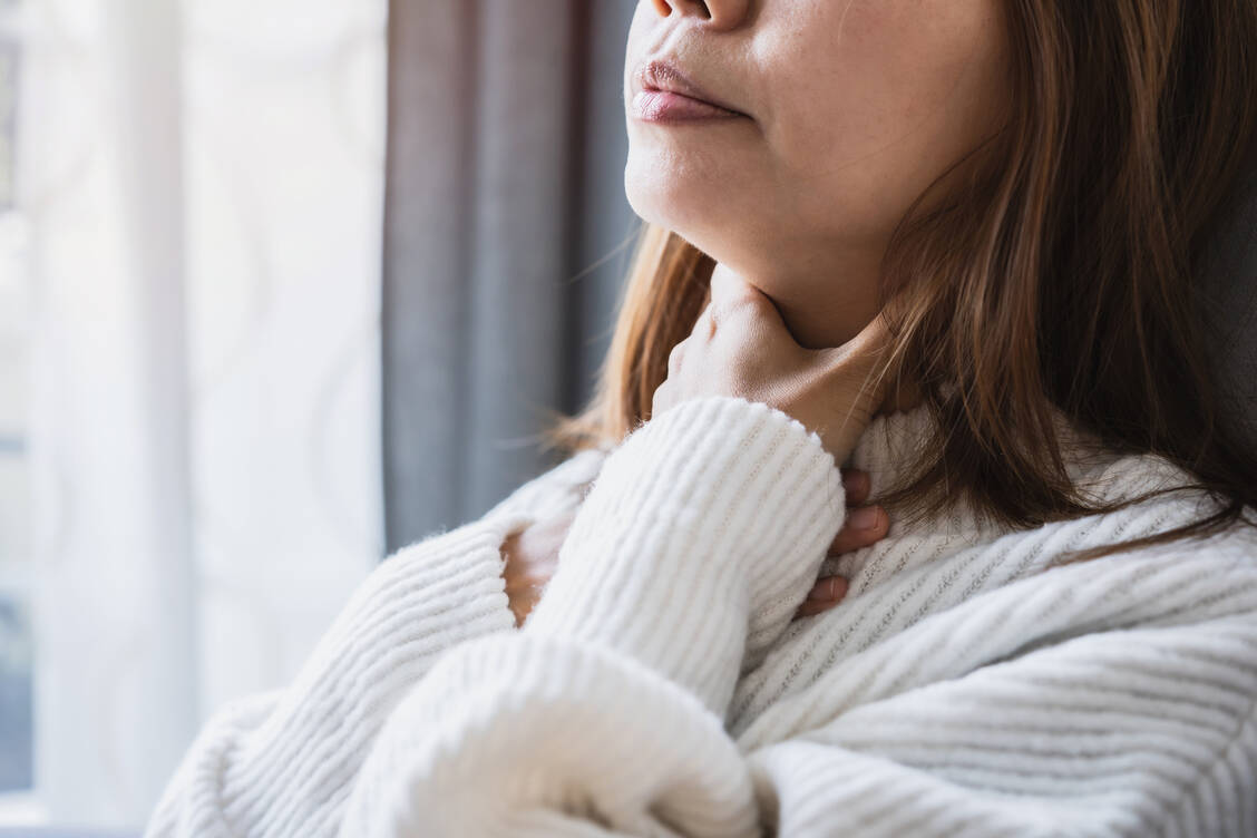 Abwarten und Tee trinken ist auf jeden Fall ein guter Rat bei Halsschmerzen. Lutschtabletten mit Lokalanästhetika oder NSAR können ebenfalls guten Gewissens empfohlen werden. / Foto: Getty Images/Kittiphan Teerawattanakul/EyeEm