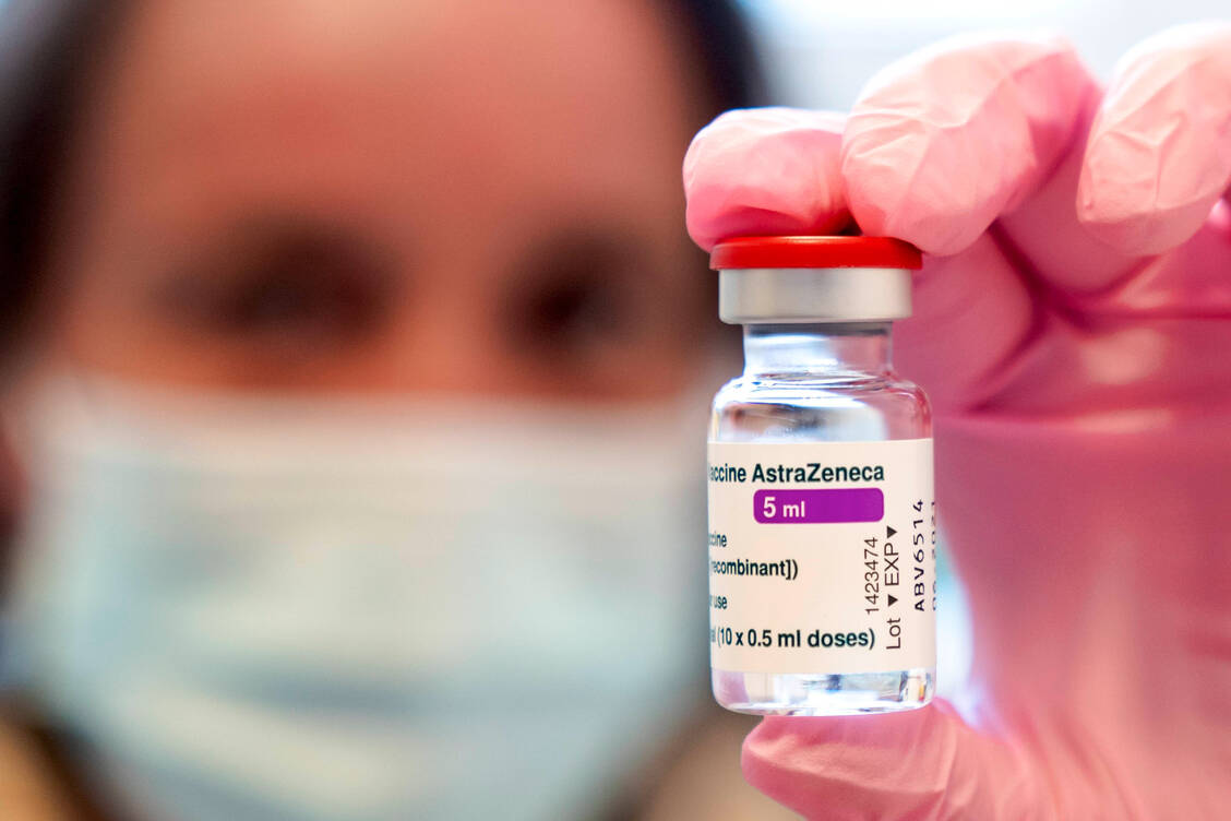 Aufgrund von Vorbehalten in der Bevölkerung droht Vaxzevria von Astra-Zeneca vielerorts zum Ladenhüter zu werden. Bund und Länder haben deshalb für diesen Impfstoff eine Aufhebung der Priorisierung beschlossen. / Foto: Imago Images/ANP