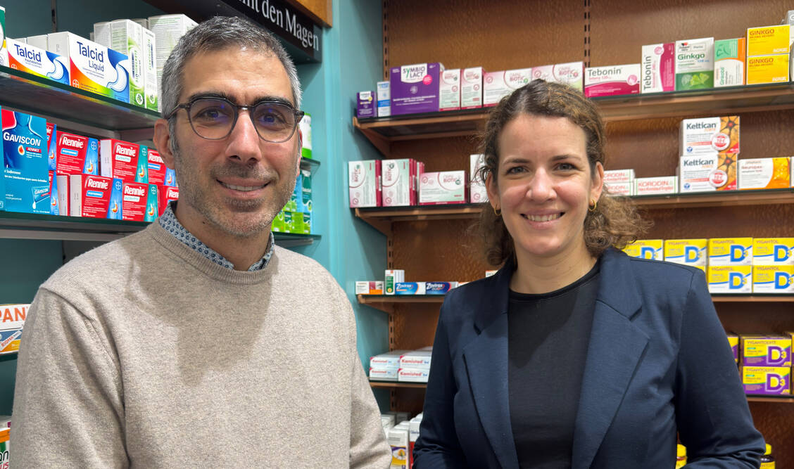 Apothekeninhaber Murat Baskur und Lina Seitzl, SPD-Abgeordnete und Mitglied des Gesundheitsausschusses. / © Max Kremer