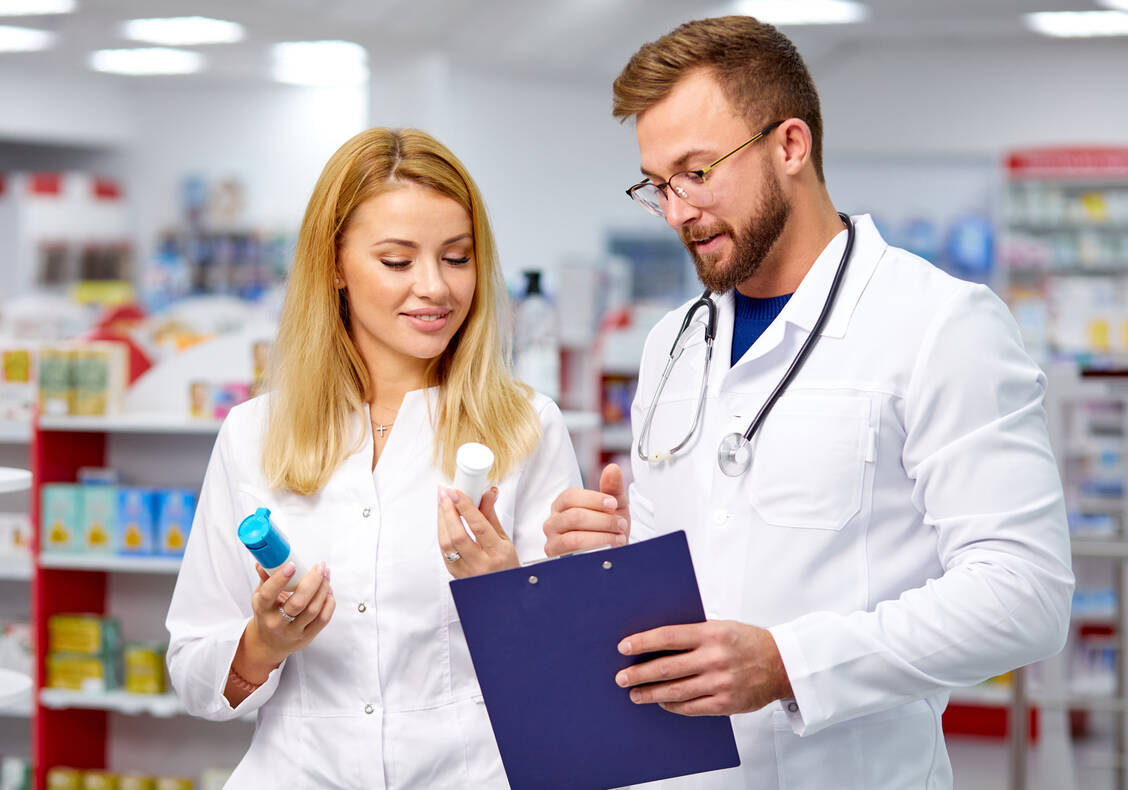 Gegenseitiger Respekt: Arzt und Apotheker müssen in vielen Ländern noch einen Schritt aufeinander zugehen, um die Gesundheitssysteme fit für die Zukunft zu machen. / Foto: Adobe Stock/alfa27