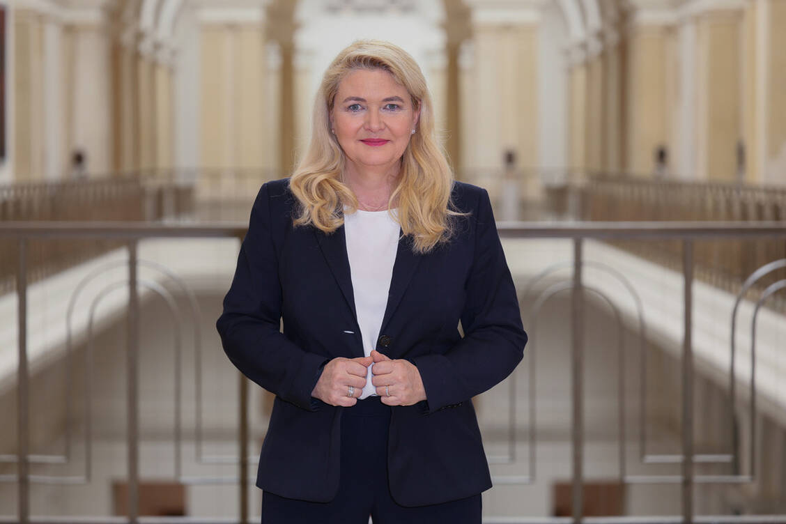 Kristin Brinker, Spitzenkandidatin der AfD, ist seit 2016 Abgeordnete im Berliner Abgeordnetenhaus. Seit 2021 ist sie Fraktions- und Landesvorsitzende der Berliner AfD. Sie war im Sommer 2023 Gast bei einem Treffen mit Rechtsextremen, bei dem auch der österreichische Rechtsextremist Martin Sellner anwesend war. / © Kristin Brinker / AfD-Hauptstadtfraktion