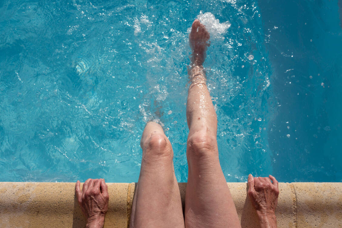 Abkühlung tut schweren Beinen gut. / © Getty Images/Lucy Lambriex