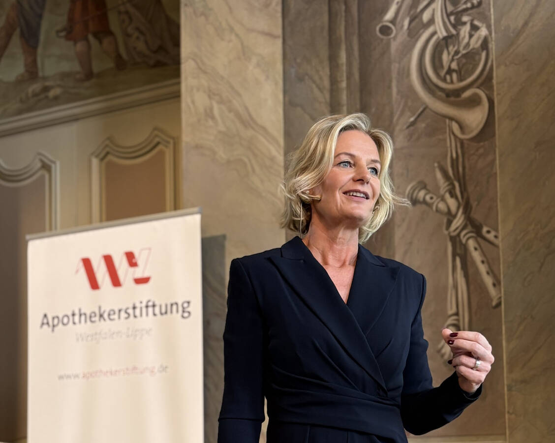 Wie beeinflusst Macht unser eigenes Denken, Fühlen und Handeln? Darüber referierte Professorin Lioba Werth bei der 18. Vortragsveranstaltung der Apothekerstiftung Westfalen-Lippe.  / © AKWL/Schmees