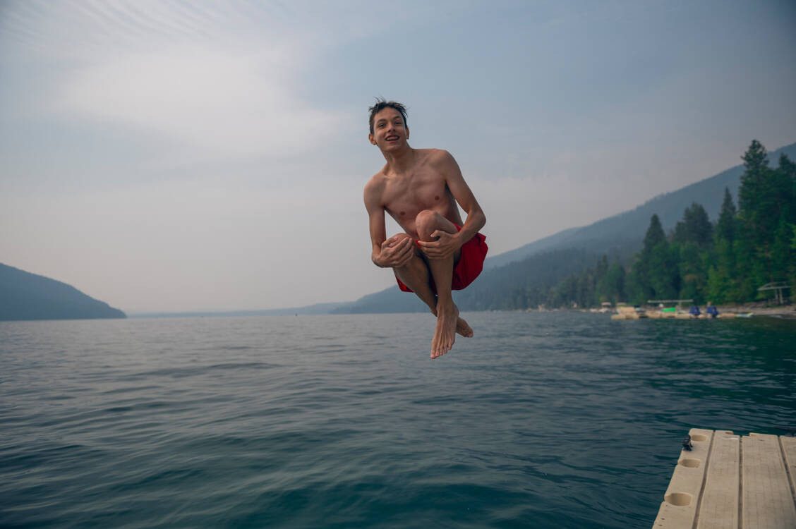Ein Sprung ins kühle Nass kann an heißen Tagen erfrischend sein. Allerdings sollte man mögliche Gefahren nicht unterschätzen – insbesondere, wenn man nicht gut schwimmen kann.der  / © Getty Images/Jason Cameron