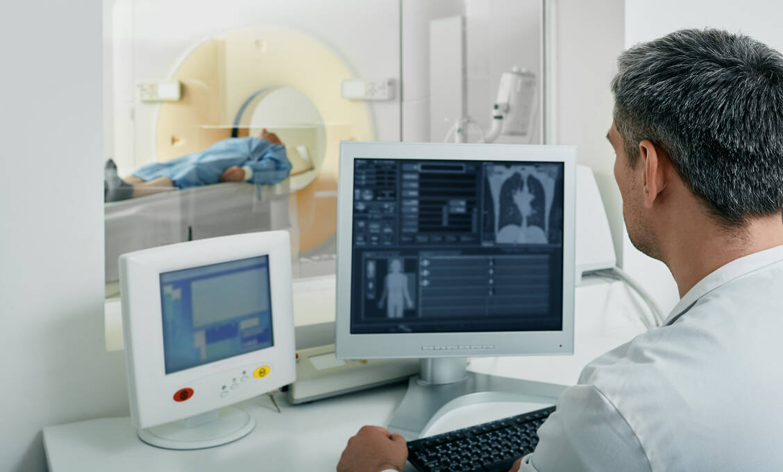Nur erfahrene Radiologen mit einer speziellen Fortbildung sind für das Screening auf Lungenkrebs qualifiziert. / © Getty Images/peakSTOCK