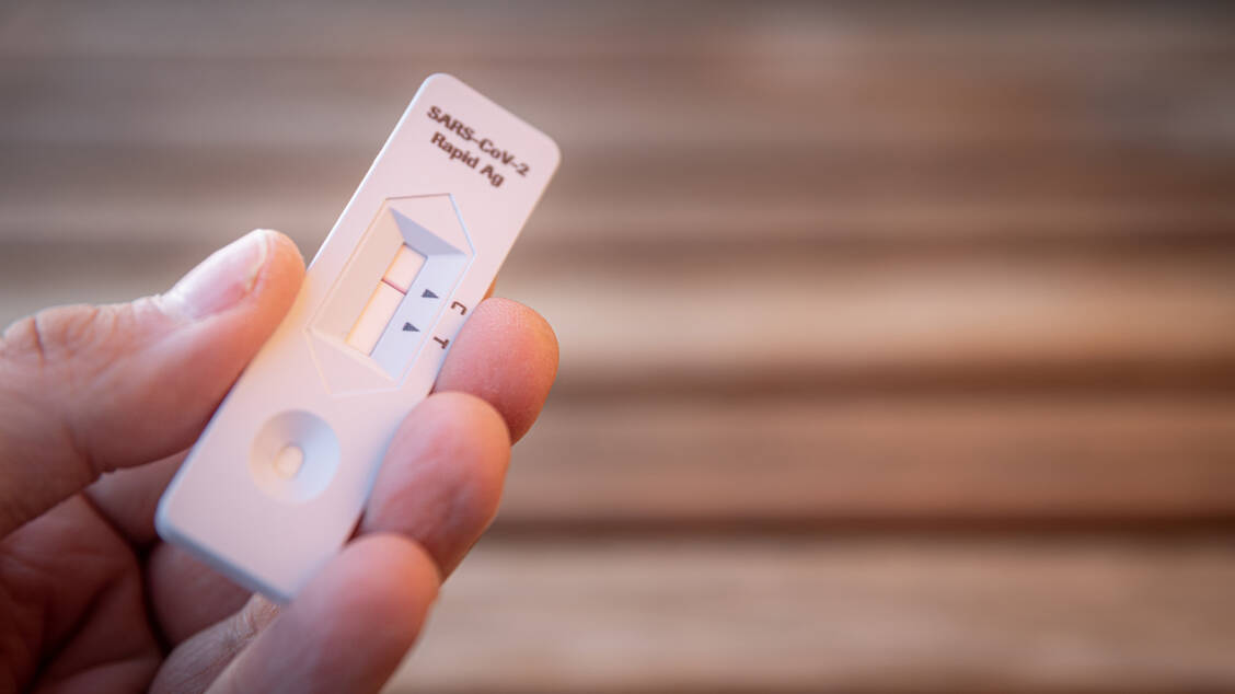 Die in Deutschland verfügbaren Antigentests weisen fast alle das N-Protein von SARS-CoV-2 nach, das von den Omikron-Mutationen wenig betroffen ist. / Foto: Adobe Stock/Thorsten Malinowski