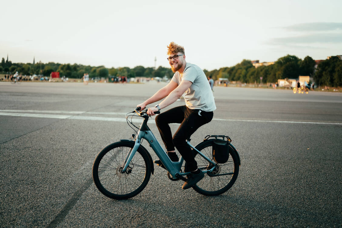 Einen Helm sollte man immer tragen, ob mit oder ohne Motor am Rad. / Foto: Getty Images/Alina Rudya/Bell Collective