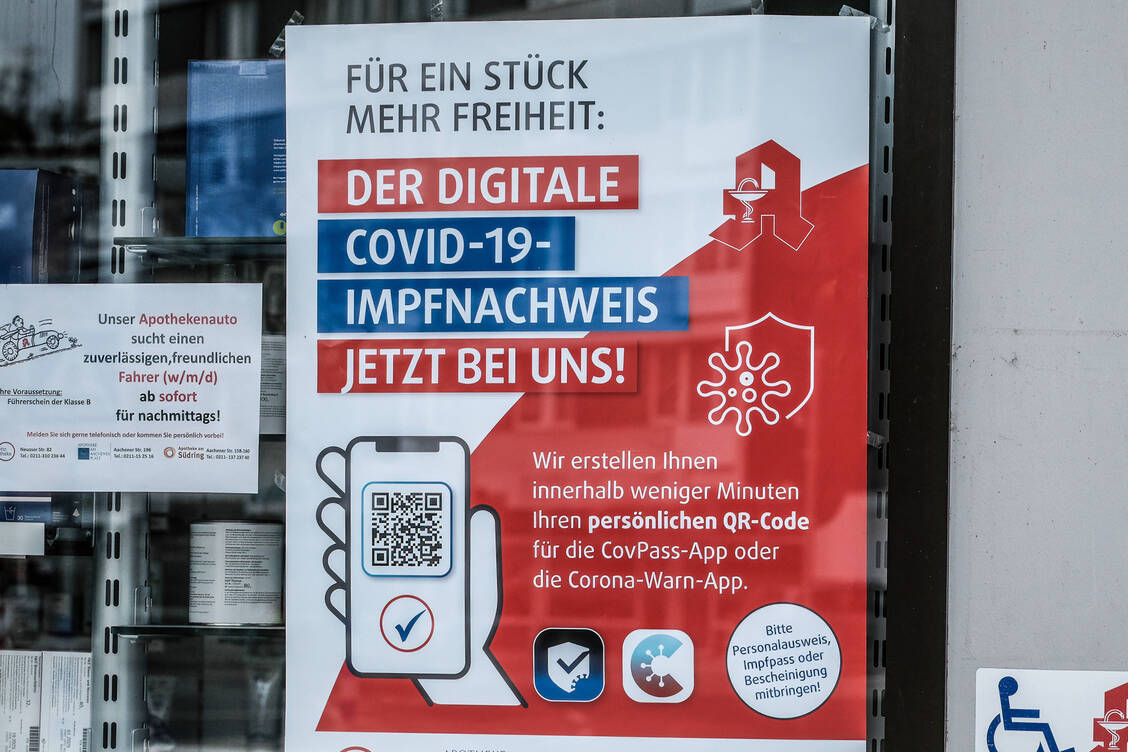 Sollte dieses Jahr eine Impfpflicht eingeführt werden, könnten Apotheken bald nicht nur Impfnachweise an die Krankenversicherungen weiterleiten, sondern die Personen auch mit entsprechenden analogen Nachweisen versorgen. / Foto: IMAGO/Michael Gstettenbauer