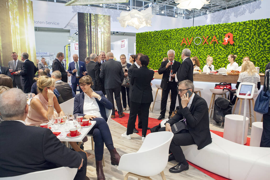 Intensiver Austausch: Wie hier im Jahr 2019 können sich Besucher am Stand der Avoxa-Mediengruppe bald wieder persönlich mit Kunden und Partnern treffen und ins Gespräch kommen. / Foto: Zweilux/Maxi Uellendahl