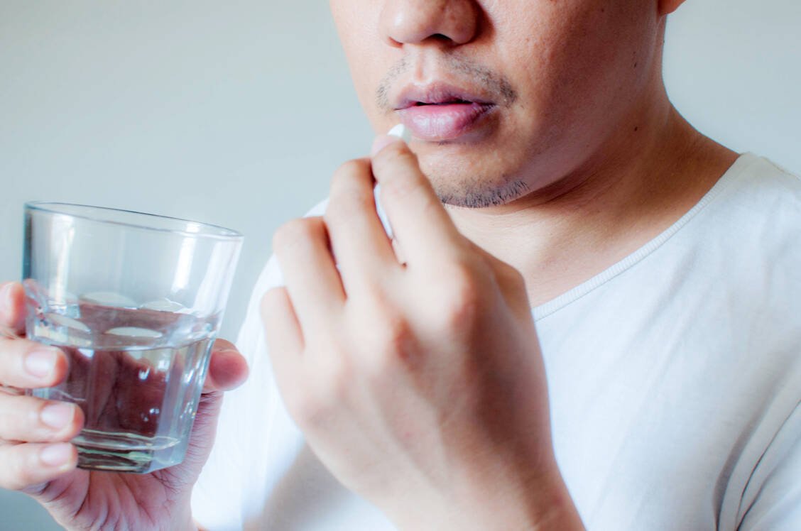 In Ausnahmefällen werden zur Therapie auch Antibiotika eingesetzt. Zuvor sollte die bakterielle Genese der Infektion geklärt sein. / Foto: Getty Images/Karl Tapales