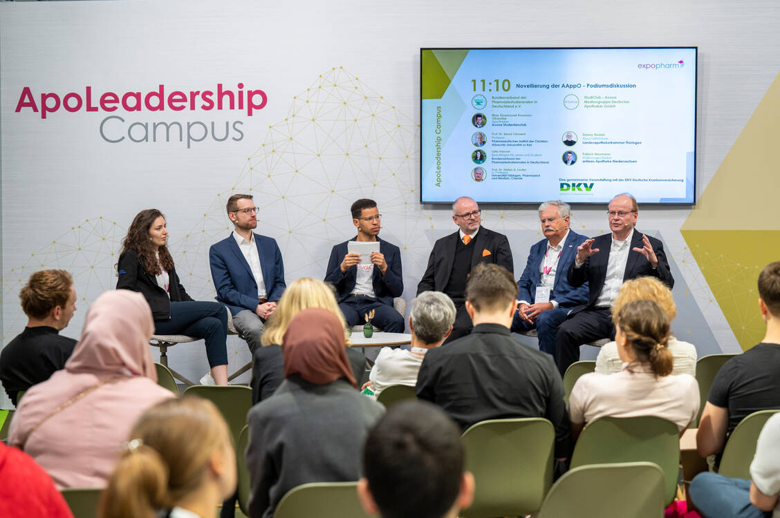 Sprachen gemeinsam über die anstehende Novellierung der Approbationsordnung für Apothekerinnen und Apotheker: Laila Haroon, Patrick Neumann, Moderator Max Gnamonei Koumou-Okandze, Danny Neidel, Professor Dr. Stefan A. Laufer, Professor Dr. Bernd Clement (von links). / Foto: Avoxa/Expopharm/Zweilux