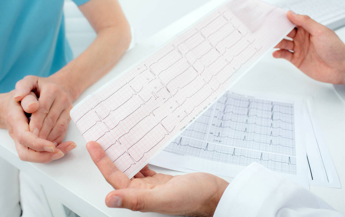 Da Menschen mit Down-Syndrom häufig an Herzfehlern leiden, sind regelmäßige Kontrollen zu empfehlen. / © Shutterstock/Peakstock