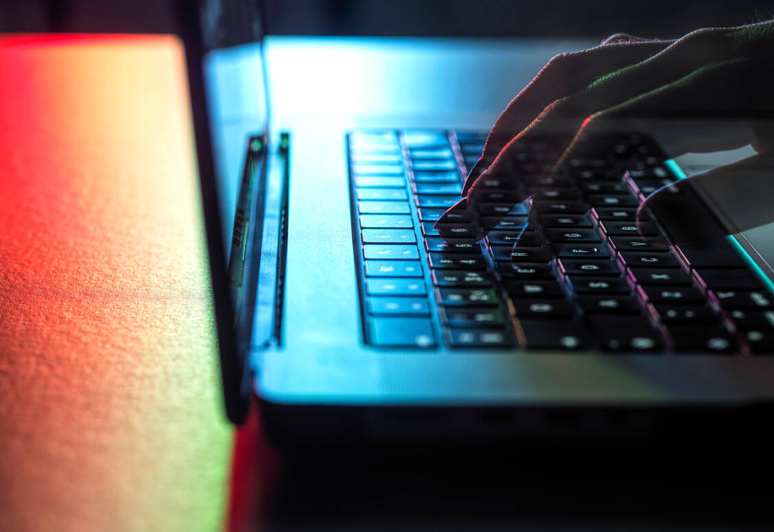 Hacker sind in die IT-Systeme des Hessischen Apothekerverbandes eingedrungen.  / © Imago/Westend61