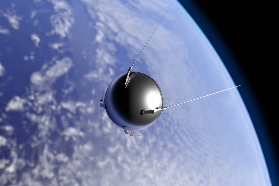 Der jetzt zugelassene russische Corona-Impfstoff wurde nach Sputnik, dem ersten künstlichen Satelliten im All benannt. Anklänge an das Wettrüsten im All zwischen der damaligen Sowjetunion und den USA sind beabsichtigt. / Foto: Adobe Stock/Aunt Spray LLC 2016