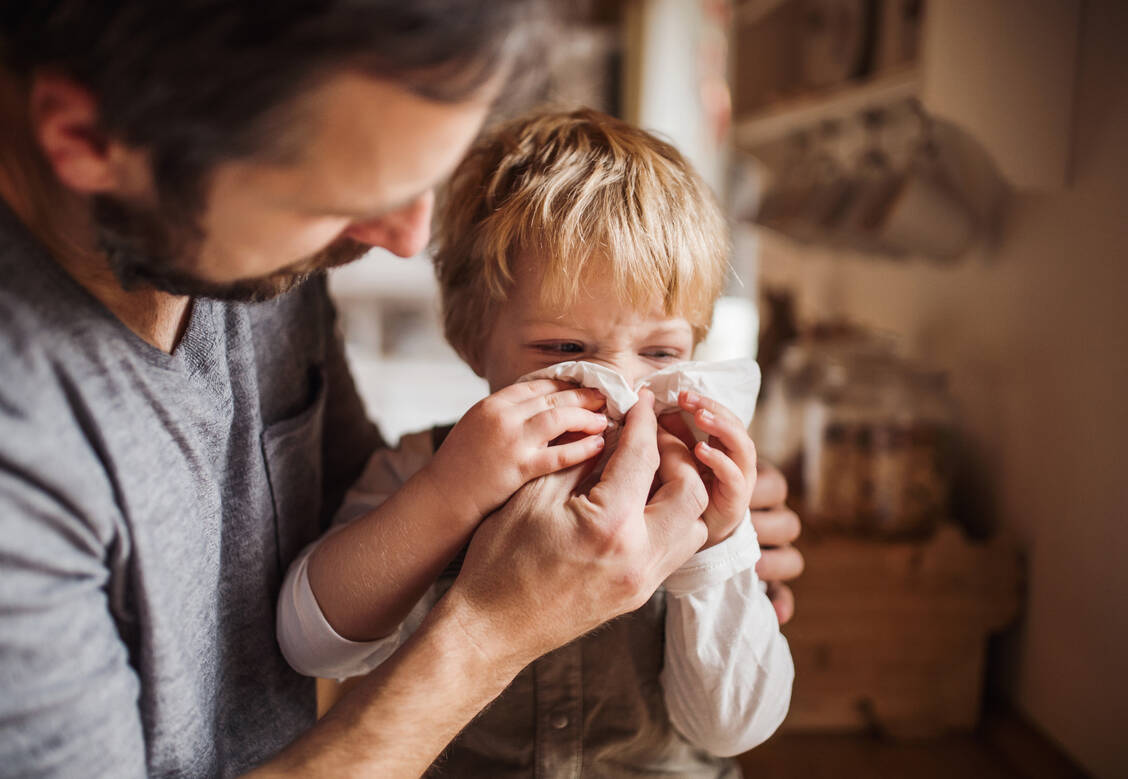 Würde man ein Kind von der Kita ausschließen, sobald seine Nase läuft, wären viele wohl fast das ganze Jahr über zu Hause. / Foto: Getty Images/Halfpoint Images